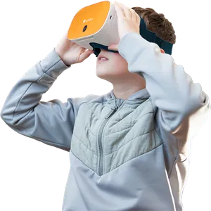 Estudiante explorando una experiencia con un visor ClassVR.
